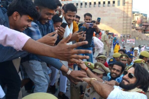 Ranveer Singh proves that he is one of kings of fan service in Bollywood as he greets a crazy crowd in Kashi [Watch]