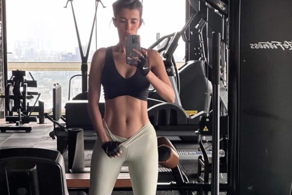 Saba Azad shows off her washboard abs in a gym pic, and we can say that Hrithik Roshan has some tough competition