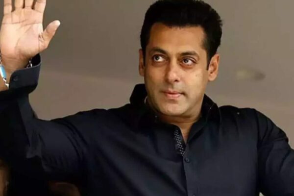 Salman Khan steps out of his house after firing incident; fans say